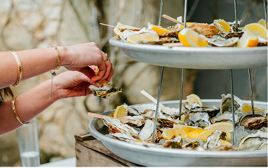 Bar à huîtres et plateau de fruits de mer lors d'une réception à Marseille