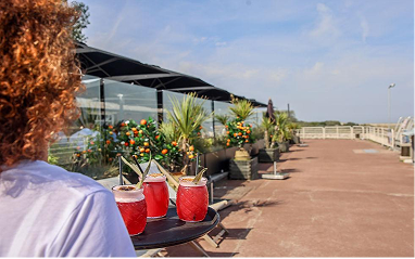 Cocktail dinatoire sur terrasse avec vue mer au coucher du soleil à Marseille