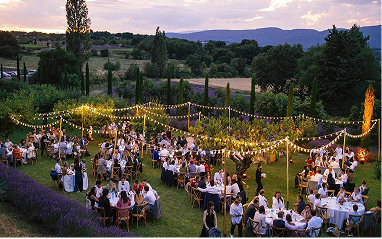 Table de mariage dressée dans le jardin d'une bastide provençale près de Marseille