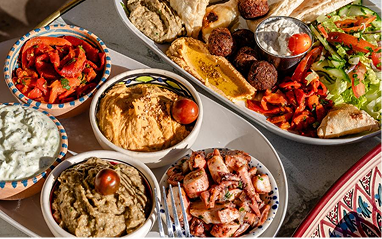 Buffet libanais prepare par un traiteur a Marseille