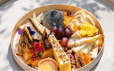 Buffet provençal méditerranéen avec tapenade, légumes grillés et charcuterie