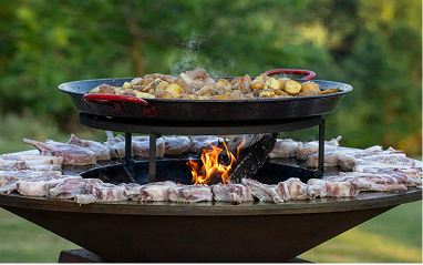 Méchoui d'agneau rôti à la broche en plein air en Provence